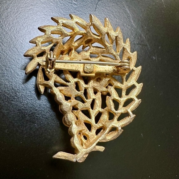UNMARKED,VINTAGE BROOCH WITH GOLD LEAF DESIGN & WHITE PEARLS. IN GOOD CONDITION - Picture 4 of 5
